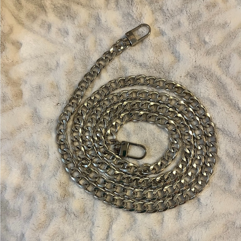 Silver chain to add for any bag or wallet!